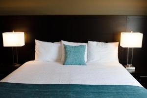 Executive King Suite Full Kitchen room in Inn at Moses Lake