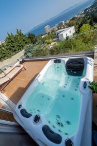 FlyViewFlatsGOLD PrivateHotTub with SeaView Rhodes Greece