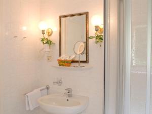 Single Room with Private Bathroom room in Hotel Sonne