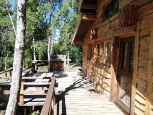 Cabaa rstica 2 maravillosa,con troncos nativos, con orilla de Ro Trancura