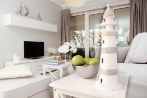 Biały apartament z tarasem w Playa Baltis