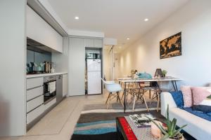 LUXURIOUS RIVERSIDE RESORT STYLE APARTMENT☆POOL☆SPA☆GYM☆ROOFTOP WITH CITY VIEWS