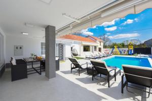 Villa Mare - with HEATED POOL