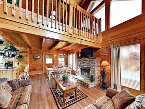 Two-Bedroom House room in Eastern Sky Home Mountain Retreat Home