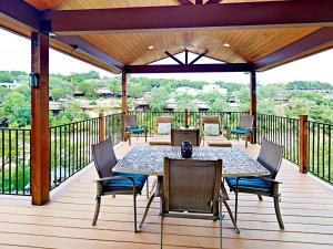Four-Bedroom House room in Four-Bedroom Lakeway Waterfront House