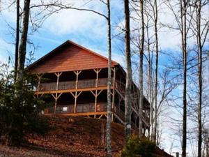Spacious Party Hut Near Attractions