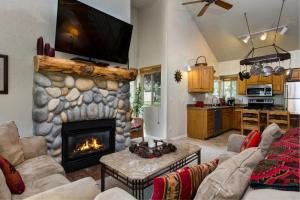 Three-Bedroom Townhouse room in 3BR Park City Townhouse Steps from the Lift
