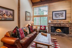 Two-Bedroom Apartment room in Truckee Condo