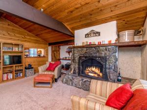 Three-Bedroom House room in 775 Old County Rd Home