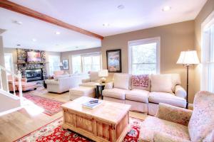 Four-Bedroom Townhouse room in 1717 Geneva Drive W Townhouse