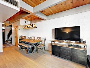 Three-Bedroom Apartment room in 439 Ala Wai Blvd Condo Unit 141