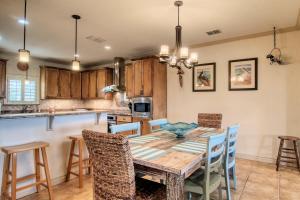 Five-Bedroom House room in Villa Victoria Home