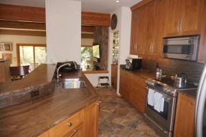 Five-Bedroom Townhouse room in 735 Bleeker St E #735 (203105-7931) Townhouse