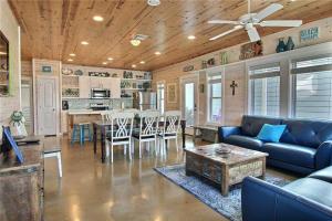 Four-Bedroom Apartment room in 318 S Station #6 Home