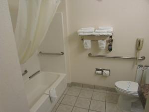 King Room - Non-Smoking room in Super 8 by Wyndham Austin/Airport South
