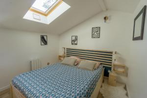 B&B / Chambres d'hotes Wood'n Sea Surf Lodge - Auberge De Jeunesse : Chambre Triple avec Salle de Bains Privative