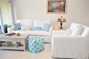 Quiet, Romantic Getaway, Easy walk to the Oceanfront Beach, Resort Style Pool, Hot Tub, King Bed, Air conditioning, fully equipped Kitchen, Fast Wi-Fi, Washer & Dryer, Self Check-in & Keyless Entry, Free Parking