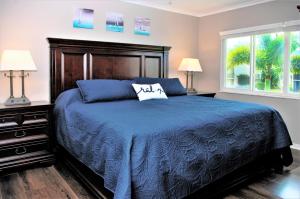 Quiet, Romantic Getaway, Easy walk to the Oceanfront Beach, Resort Style Pool, Hot Tub, King Bed, Air conditioning, fully equipped Kitchen, Fast Wi-Fi, Washer & Dryer, Self Check-in & Keyless Entry, Free Parking