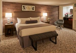 Deluxe King Room room in Warwick Denver