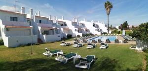 Two-Bedroom Apartment with Pool View room in Oura Parque - Apart. Turísticos