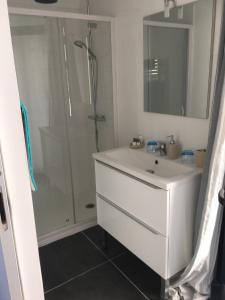 B&B / Chambres d'hotes Villa Louancelie B&B : Chambre Double Deluxe avec Balcon - Vue sur Mer