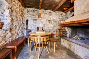 Rustic Stone House Bajeli with Jacuzzi