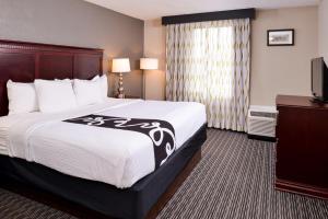 Deluxe King Room room in La Quinta by Wyndham Indianapolis South