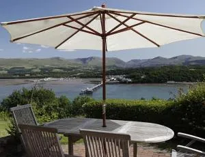 Coed y Berclas cottage, private orchard with stunning views - Llandegfan