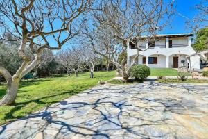 Light-filled home with Garden near Beach