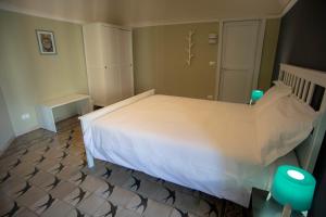 Queen Room with Shared Bathroom