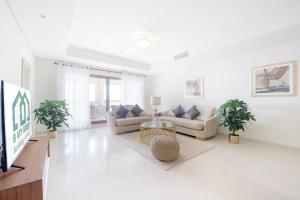 Astounding 3 BR with Full Sea View in Palm Jumeirah - Dubai