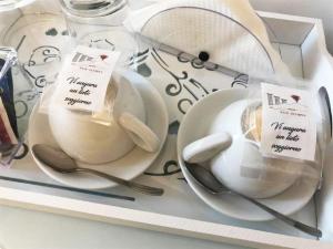 Habitación con cama extragrande y balcón