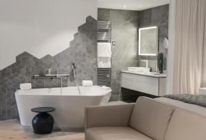 Hotels Petit Hotel Confidentiel : Suite avec Jacuzzi et Terrasse