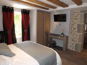 Maisons d'hotes La maison de Gilbert Jacuzzi Piscine chauffee : Chambre Lit King-Size