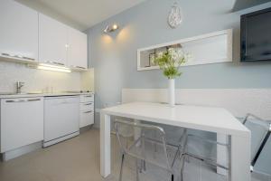 TOP LOCATION! BEACH & CENTER APT 4
