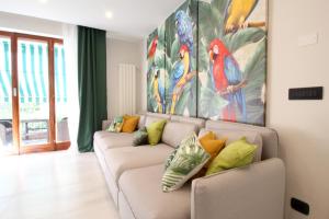 Parrots & Palms
