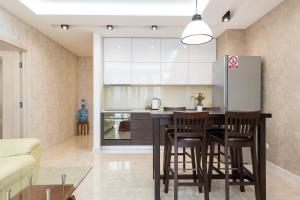 DeLuxe Apartment on Belorusskay Street "Silver Tower"