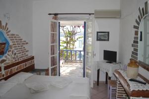 Aposperitis Rooms & Apartments Syros Greece