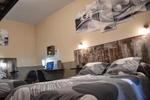 Hotels Hotel des Remparts : photos des chambres