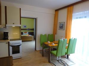 Two-Bedroom Apartment with Balcony room in Appartement - Ferienwohnungen - Gästehaus Gabriele