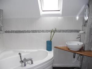 Hotels Logis- Hotel & Restaurant Le Montligeon : Chambre Double Supérieure