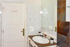 La Mer with Pool, Kitchen, Pool Table, Wifi & Security, 10 mins to Candolim Beach & 5 mins to Casino