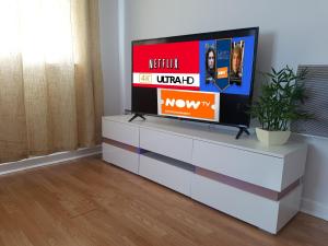 3 Bed Luxury Town Center Apartment with 50 inch 4K TV (Netflix & NowTV Ent. Pass)