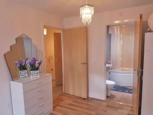 3 Bed Luxury Town Center Apartment with 50 inch 4K TV (Netflix & NowTV Ent. Pass)