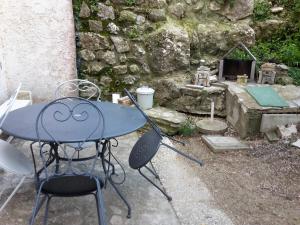 Leucate,cadre arboré,ombragé,sous les cyprès