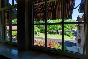 King Suite room in Cumberland Falls State Resort Park
