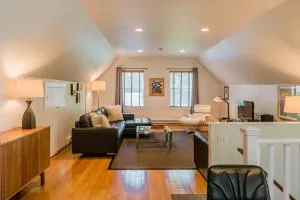 The Carriage House Loft - Roxbury