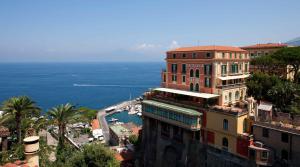 Double Room with Sea View and Balcony - Split Level room in Al Centro Suites