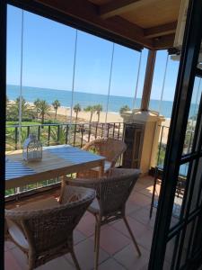 Mirando al mar. Primera linea de playa