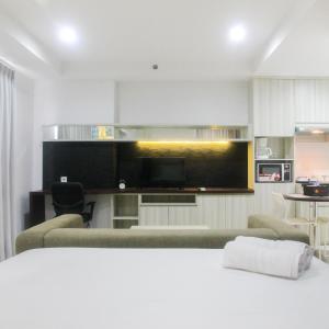Azalea Suites Cikarang Studio Apartment with Bathtub By Travelio